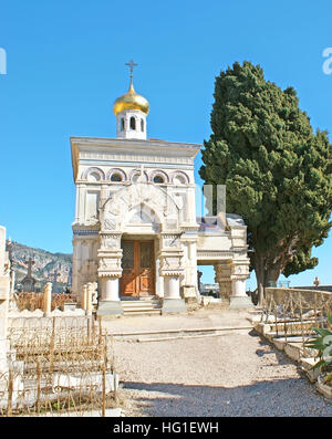 Die russische Kapelle der Freude aller, die trauern, verziert mit Säulen, Reliefs und goldener Zwiebelkuppel, befindet sich auf dem Alten Burgberg Friedhof in Menton, Frankreich Stockfoto