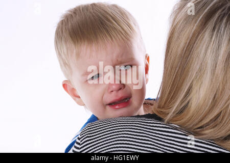 schreiendes Kind auf Mütter Schulter Stockfoto