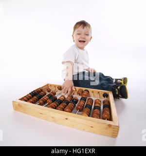 Junge mit Abacus isoliert auf weiss Stockfoto