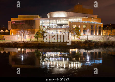 Theatre Severn spiegelt sich in den Fluss Severn in Shrewsbury, Shropshire, England, UK. Stockfoto