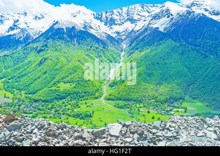 Der kleine Wasserfall in der engen Schlucht in den Bergen des Kaukasus, obere Swanetien, Georgia. Stockfoto