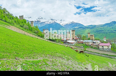 Die mittelalterlichen Svan Türme des Laghami Bezirkes von der alten Stadtruine Mestia, befindet sich im oberen Swanetien, Georgia. Stockfoto