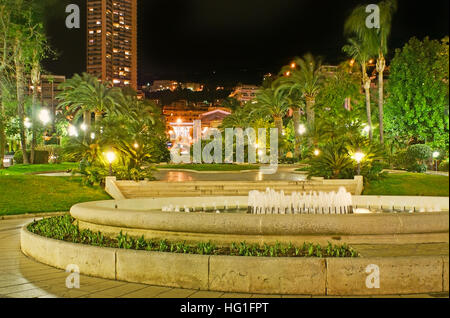 Abendspaziergang im französischen Stil Gärten von Monte Carlo, das Hotel liegt gegenüber dem Casino Platz, Monaco. Stockfoto