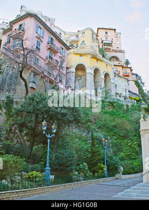 Die felsige Hügel in St Devota Straße mit den zahlreichen Wohngebäuden eingeklemmt zueinander auf seiner Oberseite, Monaco. Stockfoto