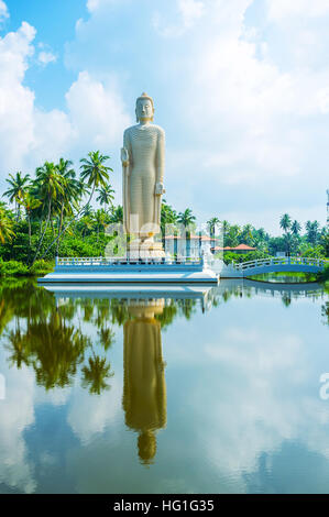 Der Tsunami Memorial-Buddha-Statue spiegelt sich in den ruhigen Fluss, Peraliya, Sri Lanka. Stockfoto