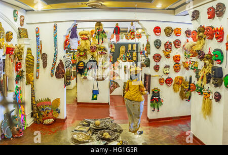 Die traditionelle handgefertigte Holzmasken sind die perfekte Souvenirs aus Sri Lanka Stockfoto