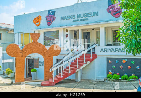 Die Fassade des Museums Maske verziert mit bunten Masken und geschnitzte Bogen Stockfoto