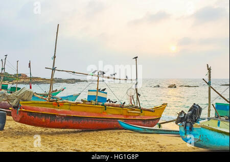 Der trübe traumhafter Himmel über den Fischerhafen, befindet sich am Sandstrand in Hikkaduwa, Sri Lanka. Stockfoto