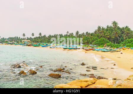 Der Abend Blick auf den Ozean Küste mit den alten Katamaran-Boote und Dschungel auf dem Hintergrund, Hikkaduwa, Sri Lanka. Stockfoto