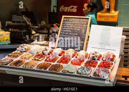 Belgische Waffeln mit Chantilly Sahne Schokolade und Erdbeeren auf Verkauf in Brüssel, Belgien Stockfoto