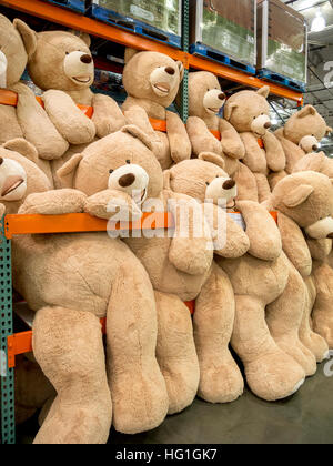 Riesigen Teddybären sind zum Verkauf an ein Display in einem Laguna Niguel, CA, Costco big Box speichern. Stockfoto