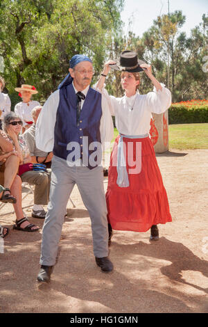 Verkleidet als alte Zeit Spanisch Kalifornier, führen ein Tanzlehrer und Schüler einen historischen spanischen kolonialen Tanz bei einem "Frühen Kalifornien Days"-Festival in einem Park in Costa Mesa, CA. Stockfoto