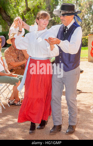 Verkleidet als alte Zeit Spanisch Kalifornier, führen ein Tanzlehrer und Schüler einen historischen spanischen kolonialen Tanz bei einem "Frühen Kalifornien Days"-Festival in einem Park in Costa Mesa, CA. Stockfoto