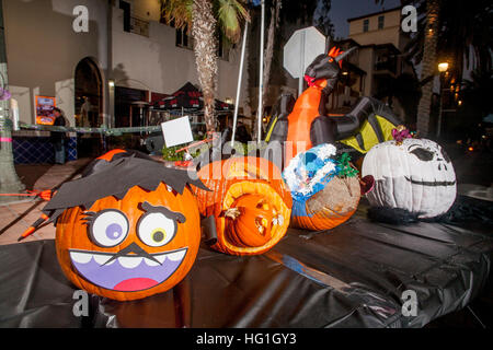 Verzierte Kürbisse und einem aufgeblähten Drachen sind zu sehen bei einer Halloween Dekoration Wettbewerb in Huntington Beach, Kalifornien. Stockfoto