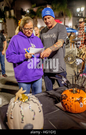 Wettbewerb Richter bewerten verzierte Kürbisse auf Ausstellung in ein Halloween Dekoration Wettbewerb in Huntington Beach, Kalifornien. Stockfoto