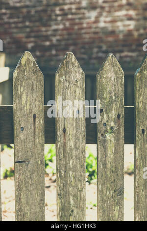 Eine Nahaufnahme von einem alten, verwitterten Zaun. Das Holz ist überstanden. Stockfoto