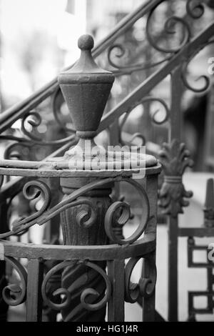 Ein Treppengeländer hat schöne Details auf der Vorderseite eines Brownstone in New York City. Stockfoto