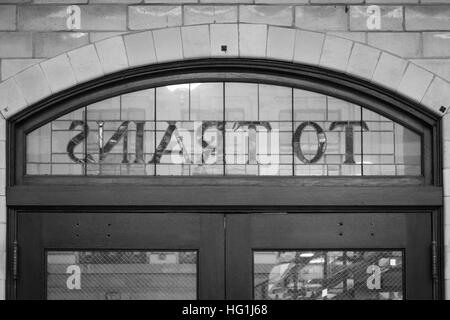 Schwarz und weiß Ansicht des Zeichens Glasmalerei in Hoboken Terminal in Hoboken, New Jersey. Stockfoto