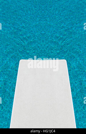 Einen einzigartigen Blick vom Sprungturm mit Blick auf eine klare blaue Pool. Stockfoto