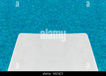 Einen einzigartigen Blick vom Sprungturm mit Blick auf eine klare blaue Pool. Stockfoto