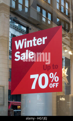 Winter Sale Schild im Schaufenster Stockfoto
