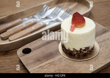 Frische Erdbeer-Mousse Kuchen Dessert auf Holzplatte. Stockfoto