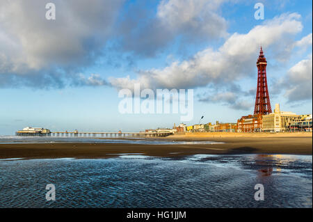 Blackpool Tower, North Pier und Strand in Blackpool, Lancashire, Großbritannien mit kopieren. Stockfoto