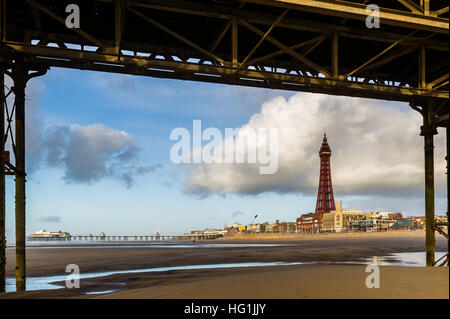 Blackpool Tower ist abgebildet, unter Central Pier, Blackpool, Lancashire, Vereinigtes Königreich. Stockfoto