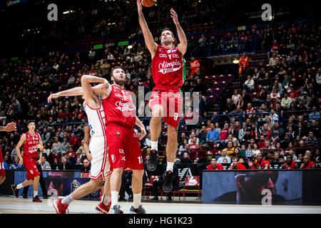 Assago, Italien. 2. Januar 2017. Milano, Italien 2. Januar 2017 Mantas Kalnietis (#9 EA7 Emporio Armani Milano) schießt einen Lay während des Spiels der italienischen Basketball-Liga LegaBasket A zwischen EA7 Emporio Armani Mailand Vs Scavolini Pesaro im Mediolanum Forum. © Roberto Finizio/Pacific Press/Alamy Live-Nachrichten Stockfoto