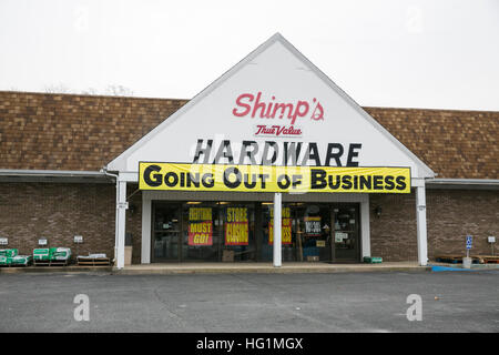 Going Out of Business Zeichen auf einem Wahrheitswert Hardware Einzelhandelsgeschäft in Pennsville, New Jersey am 11. Dezember 2016. Stockfoto