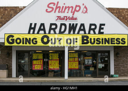 Going Out of Business Zeichen auf einem Wahrheitswert Hardware Einzelhandelsgeschäft in Pennsville, New Jersey am 11. Dezember 2016. Stockfoto