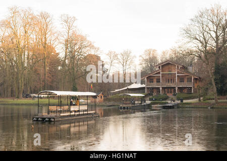 Boot überqueren Chalet Robinson Insel Restaurant im Bois De La Cambre im Sonian Wald, Brüssel, Belgien Stockfoto