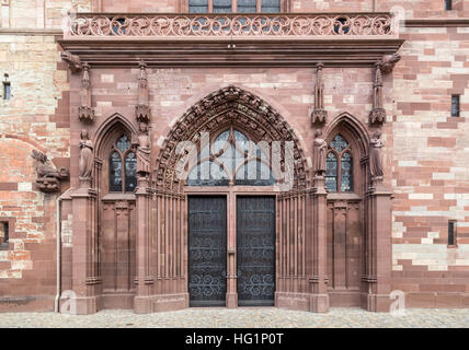 Basel, Schweiz - 20. Oktober 2016: Main Eingangstor in das historische Basler Münster Stockfoto