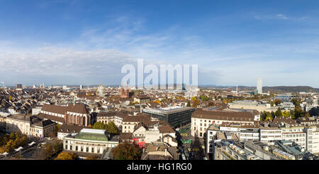 Basel, Schweiz - 24. Oktober 2016: Skyline-Blick auf die Stadt mit dem Basler Münster und ein Riesenrad Stockfoto