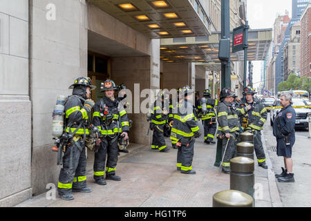 New York, Vereinigte Staaten von Amerika - 20. November 2016: Gruppe von Feuerwehrleuten wartet vor der Grand Central Market in Manhattan Stockfoto