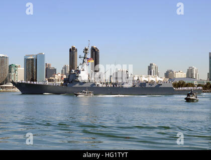 131016-N-DH124-028 SAN DIEGO (16. Oktober 2013)-die Arleigh-Burke-Klasse geführte Flugkörper Zerstörer USS Spruance (DDG-111) fährt Naval Base San Diego auf seinen ersten Einsatz nach den westlichen Pazifischen Ozean, Okt. 16.  Spruance ist die neueste in der Reihe der Burke-Klasse Zerstörer und hieß zu Ehren von Admiral Raymond A. Spruance, Kommandant der Task Force 16 bei der Schlacht von Midway im zweiten Weltkrieg, und Führer vieler die zentrale Marine kämpft, die den Krieg im Pazifik gewonnen.  (Foto: U.S. Navy Mass Communication Specialist 1. Klasse Rosalie Garcia/freigegeben) USS Spruance (DDG-111) aus San Diego Stockfoto