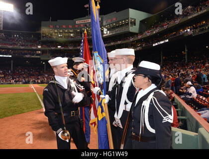 Yeoman 2. Klasse Michael Bresnahan, ganz links, liefert letzte Anweisungen, USS Constitution Mitseglern vor der Einnahme des Felds für einen Gemeinschaftsdienst Color Guard in Spiel 1 der World Series im Fenway Park. Service-Mitglieder erhalten Tickets zu bleiben und beobachten die Boston Red Sox, die St. Louis Cardinals, 8: 1 besiegen. (Foto: U.S. Navy Mass Communication Specialist 2. Klasse Peter D. Melkus/freigegeben) USS Constitution Color Guard bei World Series 131023-N-SU274-038 Stockfoto