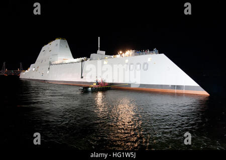 Der Raketenzerstörer der Zumwalt-Klasse DDG 1000 wurde aus dem Trockendock der Bath Iron Works in Maine geschwemmt. Es ist das erste von drei Schiffen seiner Klasse, die für Vorwärtspräsenz, Abschreckung, Unterstützung bei Spezialoperationen und gemeinsame Expeditionsoperationen im US-Navy-Dienst ausgelegt sind. Stockfoto