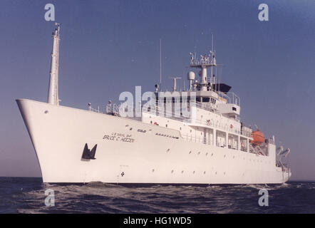 Die USNS Bruce C. Heezen (T-AGS-64), ein ozeanographisches Vermessungsschiff der US Navy, führt hydrographische Vermessungen, Kartierungen und Datenerhebungen durch, um Marineoperationen und wissenschaftliche Forschungsmissionen zu unterstützen. Stockfoto