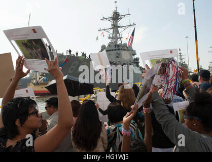 SAN DIEGO (18. November 2013) Familienmitglieder und Freunde begrüßen die Arleigh-Burke-Klasse geführte Flugkörper Zerstörer USS Preble (DDG-88) während einer Heimkehr-Feier am Naval Base San Diego. Preble abgeschlossen eine sieben-Monats-Bereitstellung in den USA 7. Flotte Aufgabengebiet Unterstützung von Sicherheit und Stabilität in der Indo-Asien-Pazifik-Region. (Foto: U.S. Navy Mass Communication Specialist 3. Klasse Claire Farin/freigegeben) 131118-N-ET019-065 beitreten das Gespräch http://www.navy.mil/viewGallery.asp http://www.facebook.com/USNavy http://www.twitter.com/USNavy http://navylive.dodlive.mil http://pin Stockfoto