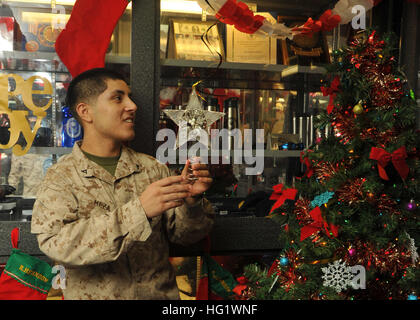 131204-N-PZ713-077 arabischen Golf (4. Dezember 2013) Lance Cpl. Carlos Meza, von El Monte, Kalifornien schmückt einen Weihnachtsbaum in der Ship-Shop auf amphibischer Angriff Schiff USS Boxer (LHD-4). Boxer ist das Aushängeschild für die Boxer amphibische bereit Gruppe und mit eingeschifften 13. Marine Expeditionary Unit wird eingesetzt zur Unterstützung der Sicherheit im Seeverkehr Operationen und Sicherheitsbemühungen Zusammenarbeit Theater in den USA 5. Flotte Aufgabengebiet. (U.S. Navy Photo by Massenkommunikation Spezialist 3. Klasse Mayra A. Ritter/freigegeben) USS Boxer Operationen 131204-N-PZ713-077 Stockfoto