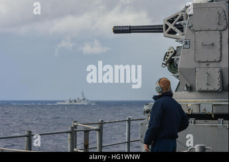 US Navy Feuer Controlman 3. Klasse Levi Wood steht an Deck an Bord der Lenkwaffen-Kreuzer USS Monterey (CG-61), wie die französische Anti-u-Boot-Fregatte Jean de Vienne (D 643) in der Nähe während einer live-Feuer-Übung 5. Dezember 2013, im Mittelmeer segeln. Die Monterey wurde eingesetzt zur Unterstützung der Sicherheit im Seeverkehr Operationen und Sicherheitsbemühungen Zusammenarbeit Theater in den USA 6. Flotte Aufgabengebiet. (Foto: U.S. Navy Mass Communication Specialist 2. Klasse Billy Ho/freigegeben) USS Monterey Operationen 131205-N-QL471-519 Stockfoto