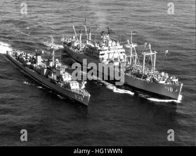 USS Paricutín (AE-18) auffüllen USS George K. MacKenzie (DD-836) in den 1950er Jahren Stockfoto