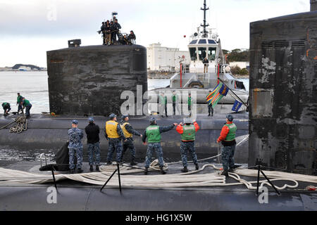 YOKOSUKA, Japan (10. Januar 2014)-Crew-Mitglieder der Los-Angeles-Klasse schnell-Angriff u-Boot USS Tucson (SSN-770) werfen eine Wurfleine für Besatzungsmitglieder an Bord der Los-Angeles-Klasse u-Boot USS Stadt Corpus Christi (SSN-705) eintreffen am Commander, Flotte Aktivitäten Yokosuka, für einen Port Besuch im Rahmen der routinemäßigen Bereitstellung Tucson in der westlichen Pazifischen Region. (Foto: U.S. Navy Mass Communication Specialist 2. Klasse Sebastian McCormack/freigegeben) 140110-N-MF277-047 beitreten das Gespräch http://www.navy.mil/viewGallery.asp http://www.facebook.com/USNavy http://www.twitter.com/U Stockfoto