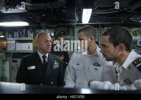 CMdR Andrew Fitzpatrick, Executive Officer von der Arleigh-Burke-Klasse geführte Flugkörper Zerstörer USS Stout (DDG-55), spricht mit den Seeleuten aus israelischen Seestreitkräfte im Rahmen eines Empfangs auf der Brücke während das Schiff in Haifa, Israel, für einen geplanten Hafen-Besuch ist. Stout ist auf eine geplante Bereitstellung unterstützen maritimer Sicherheitsoperationen und Sicherheitsbemühungen Zusammenarbeit Theater in den USA 6. Flotte Aufgabengebiet. (Foto: U.S. Navy Mass Communication Specialist 2. Klasse Amanda R. Gray/freigegeben) USS Stout Operationen 140120-N-UD469-971 Stockfoto