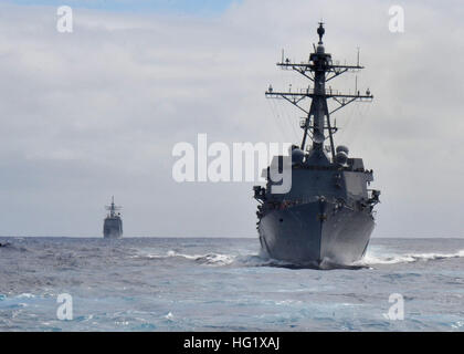 140127-N-IT566-256 Pazifik (27. Januar 2014), die geführte Flugkörper Zerstörer USS Halsey (DDG-97) in den Pazifischen Ozean während des Trainings Koa Kai 14-1 tätig ist. Koa Kai ist eine halbjährliche Übung in den Gewässern um Hawaii vorzubereiten unabhängige Anwender in vielen Bereichen der Kriegsführung und Schulungen in einer Multi-Schiff-Umgebung konzipiert. (Foto: U.S. Navy Mass Communication Specialist 1. Klasse David Kolmel/freigegeben) USS Cape St. George Operationen 140127-N-IT566-256 Stockfoto