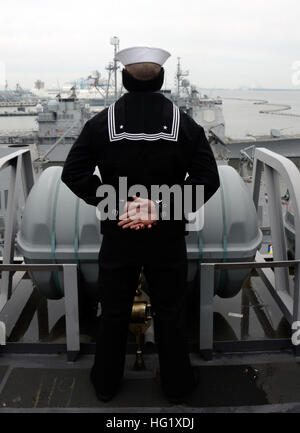 US Navy Hospital Corpsman 2. Klasse Kirby Boudreaux mans die Schienen auf dem amphibious Transport Dock Schiff USS Mesa Verde (LPD 19) 8. Februar 2014, wie das Schiff Naval Station Norfolk, Virginia (U.S. Navy Foto von Seemann Phylicia A. Hanson/freigegeben fährt) USS Mesa Verde fährt Naval Station Norfolk 140208-N-HB951-092 Stockfoto