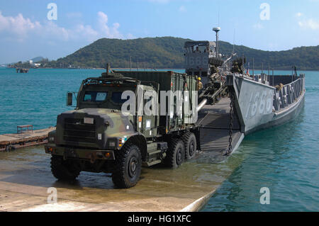 MARINESTÜTZPUNKT SATTAHIP, Thailand (12. Februar 2014) – sieben Tonnen Medium Tactical Vehicle Ersatz fährt los Landing Craft Utility 1666, die amphibische Transportschiff Dock USS Denver (LPD 9) befestigt ist, während ein Off-Load in Sattahip Marinestützpunkt in Thailand. Denver partizipiert an Übung Cobra Gold 2014 ist eine multinationale Übung jährlich durchgeführt, um die Interoperabilität und Weiterbildung zwischen den teilnehmenden Nationen zu fördern. (Foto: U.S. Navy Lt. CMdR Brian Wierzbicki/freigegeben) USS Denver unterstützt Cobra Gold 2014 140212-N-CR787-002 Stockfoto