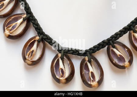 Kauri, Kauri, Muscheln Halskette set auf weißem Hintergrund Stockfoto