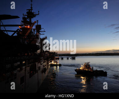 ROTA, Spanien (25. Februar 2014) Schlepper v.b. Sargazos nähert sich der amphibischen Angriff Schiff USS Bataan (LHD-5), das Schiff Peirside in Rota, Spanien zu führen. Die Bataan amphibische bereit Gruppe wird bereitgestellt, maritimer Sicherheitsoperationen und Sicherheitsbemühungen Zusammenarbeit Theater in den US-5. und 6. Flotte Bereichen Verantwortung zu unterstützen. (Foto: U.S. Navy Masse Kommunikation Spezialist Seemann Lehrling Michael J. Lieberknecht / veröffentlicht) 140225-N-AO823-009 beitreten das Gespräch http://www.navy.mil/viewGallery.asp http://www.facebook.com/USNavy http://www.twitter.com/USNavy http://navylive.dodlive.m Stockfoto